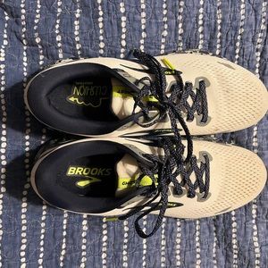 Womens Brooks Running Shoe. Excellent condition.